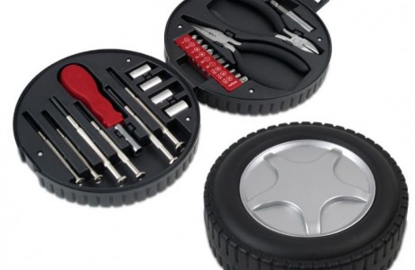 כלי עבודה במארז צמיג מכונית